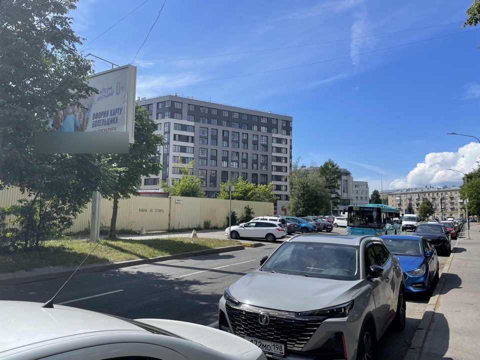 Фотография рекламного носителя, тип: Билборд 3x6, адрес: Белоостровская ул., д.26, корп.2, Санкт-Петербург, Россия. Сторона Б1 №631909