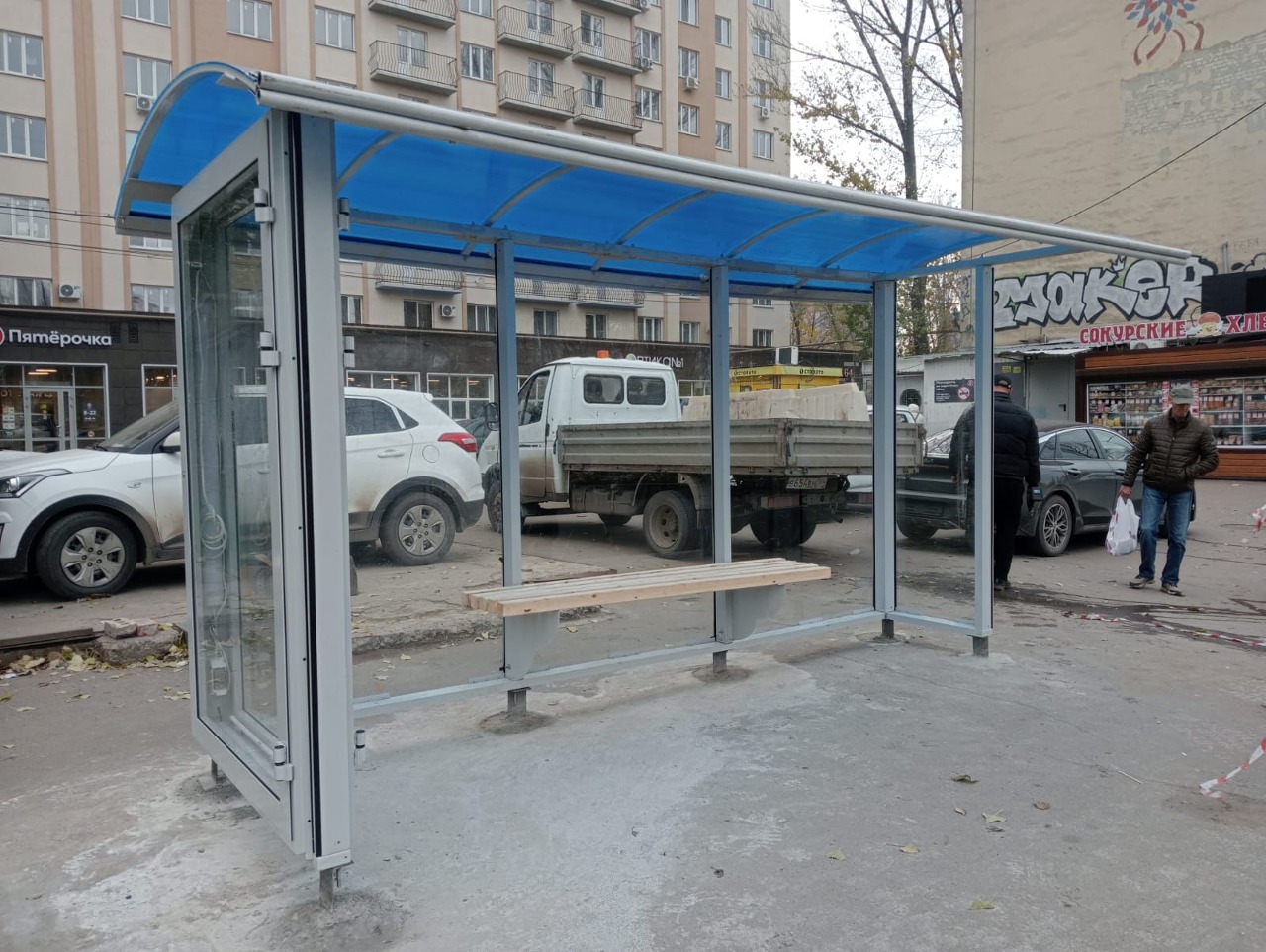 Фотография рекламного носителя, тип: Остановка 1.8x1.2, адрес: Строителей пр-т., д.40, ост. Тех. училище, из центра, Саратов, Саратовская область, Россия. Сторона A2 №1396557