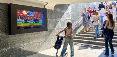 Фотография рекламного носителя, тип: Видеоэкран, адрес: Станция метро «ВДНХ», линия Калужско-Рижская, Москва, Россия. Сторона/вариант А1 №698720