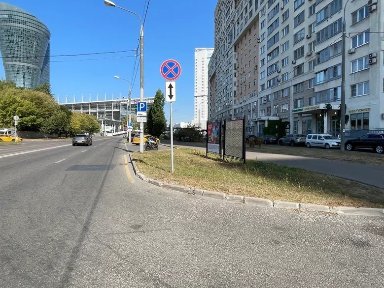 Фотография рекламного носителя, тип: Афиша 1.75x1.8, адрес: Березовой рощи пр-д, 10, стенд 2, Москва, Россия. Сторона A №886533