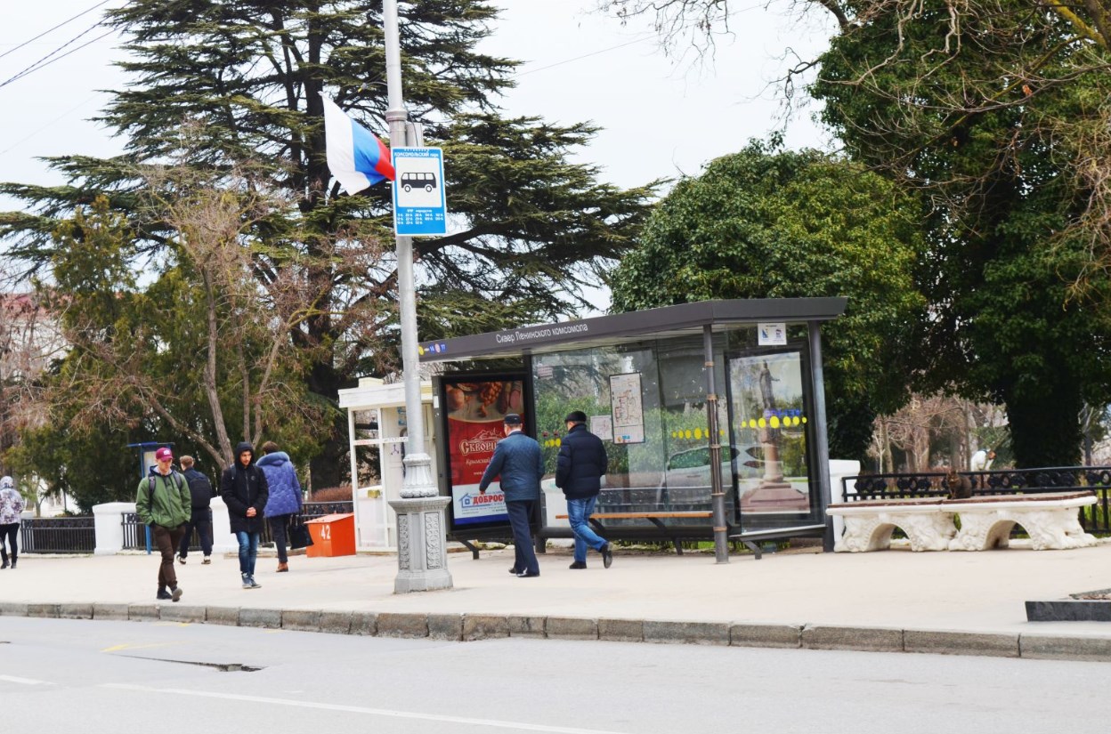 Фотография рекламного носителя, тип: Остановка 1.8x1.2, адрес: Ленина ул., ост. Сквер Ленинского комсомола, Севастополь, Россия. Сторона A1-А5 №721550
