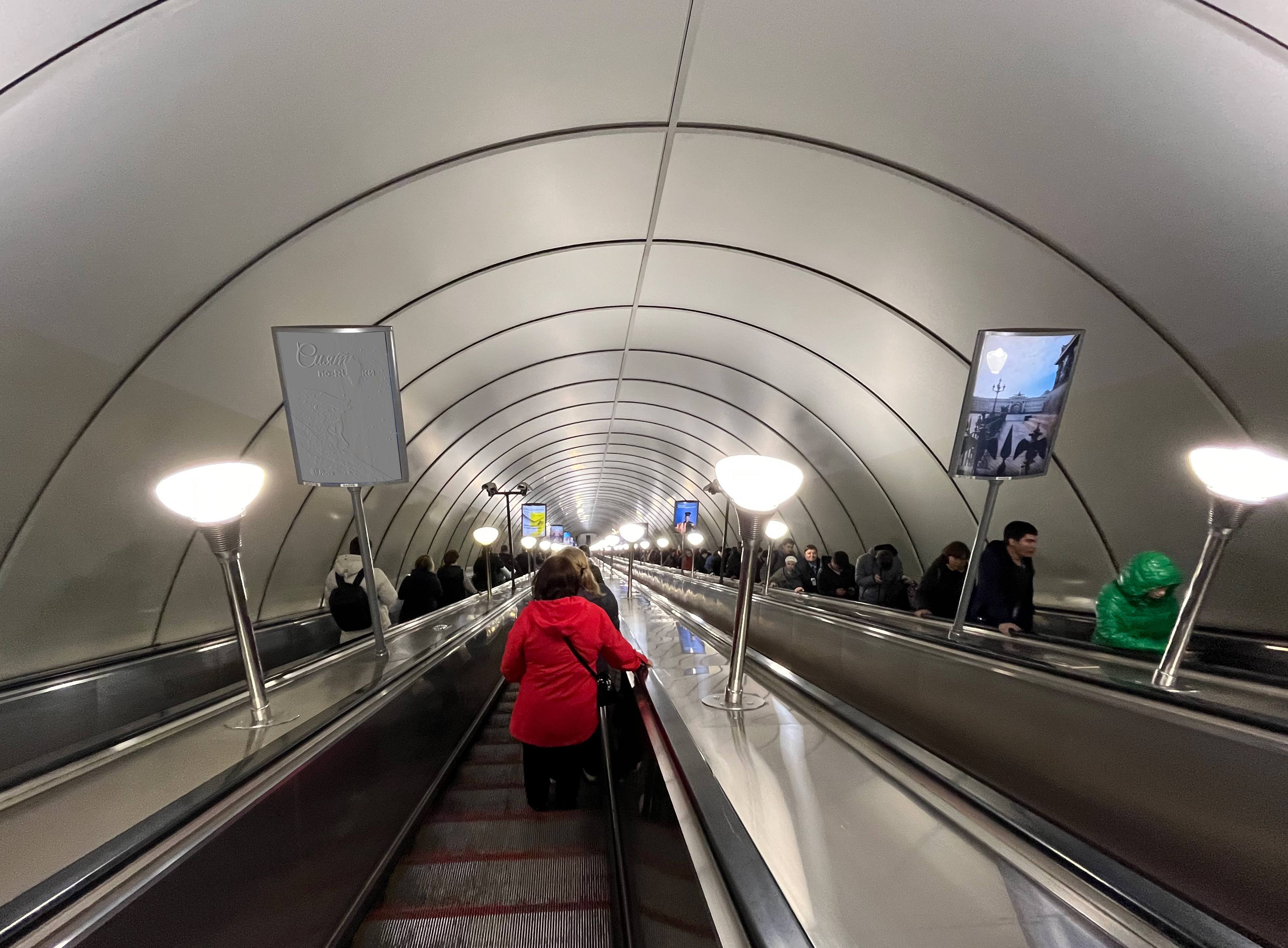 Фотография рекламного носителя, тип: Лайтбокс, адрес: Станция метро «Ладожская», линия Правобережная, Санкт-Петербург, Россия. Сторона/вариант Б №1371491