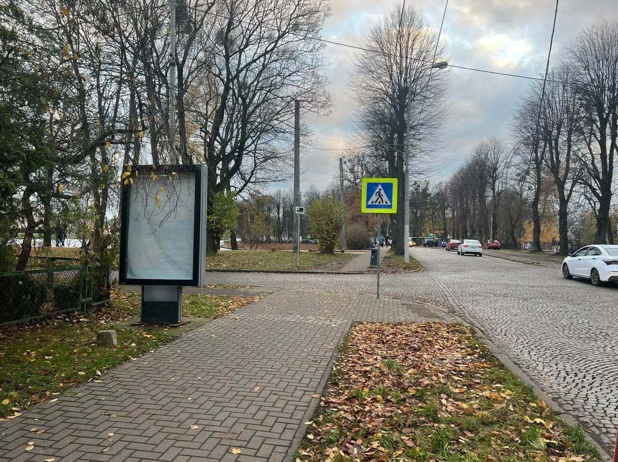 Фотография рекламного носителя, тип: Ситиформат 1.8x1.2, адрес: Тельмана ул., д.2, Калининград, Калининградская область, Россия. Сторона Б1-Б5 №1348852