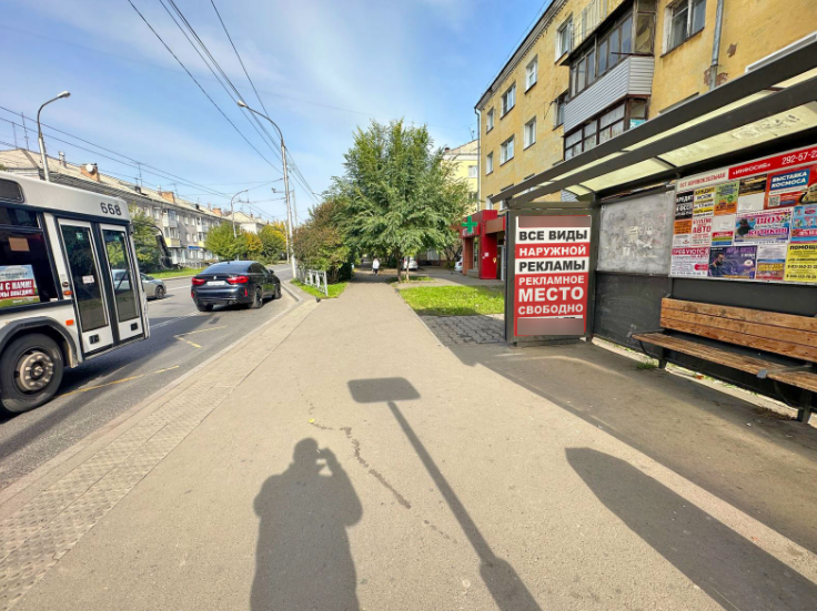 Фотография рекламного носителя, тип: Остановка 1.8x1.2, адрес: Аэровокзальная ул., д.3, Красноярск, Красноярский край, Россия. Сторона А №1097834