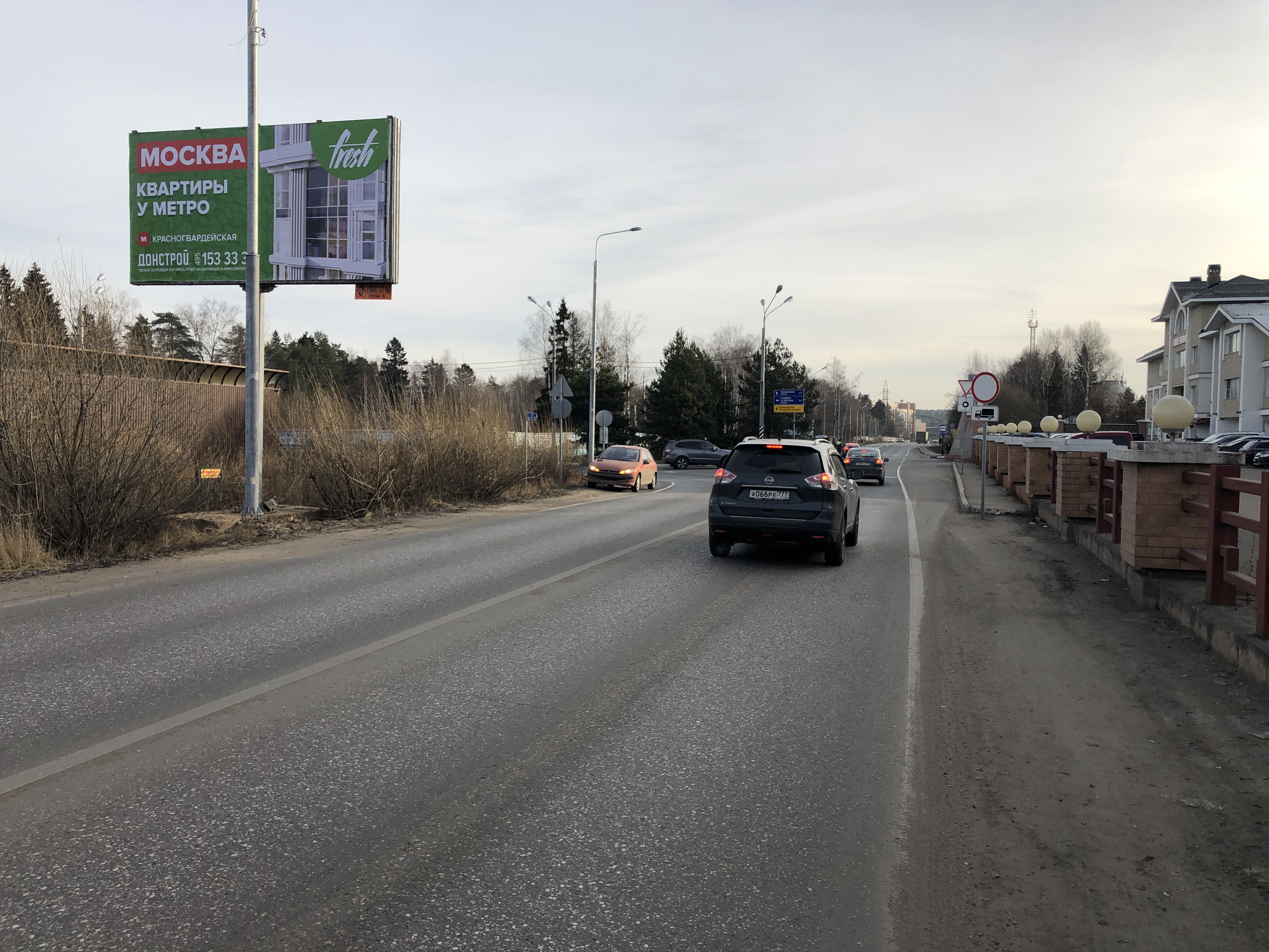 Фотография рекламного носителя, тип: Билборд 3x6, адрес: 1-е Успенское ш., 40.3м, справа от круга, Одинцово, Московская область, Россия. Сторона В №795675