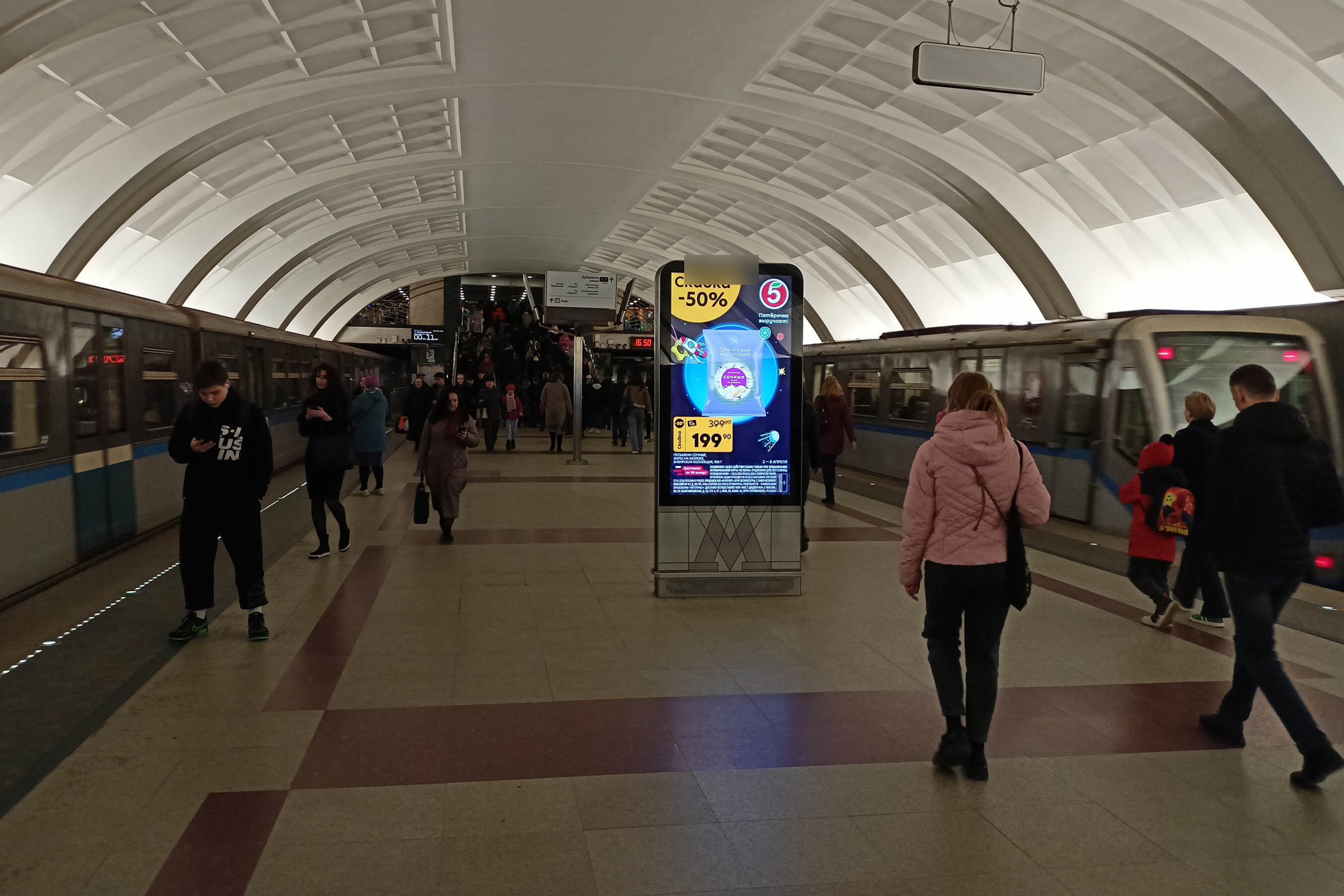 Фотография рекламного носителя, тип: Видеоэкран, адрес: Станция метро «Митино», линия Арбатско-Покровская, Москва, Россия. Сторона/вариант А2 №1423103