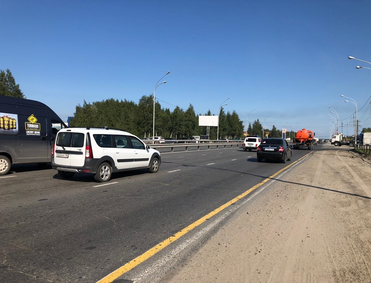 Фотография рекламного носителя, тип: Билборд 3x6, адрес: Индустриальная ул., д.81, стр.17, Нижневартовск, Ханты-Мансийский автономный округ – Югра, Россия. Сторона Б №853723