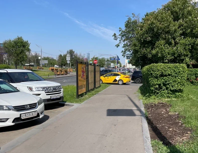 Фотография рекламного носителя, тип: Афиша 1.75x1.8, адрес: Славянский б-р., д.9, корп.1, поз.2, стенд 3, Москва, Россия. Сторона B №1382425