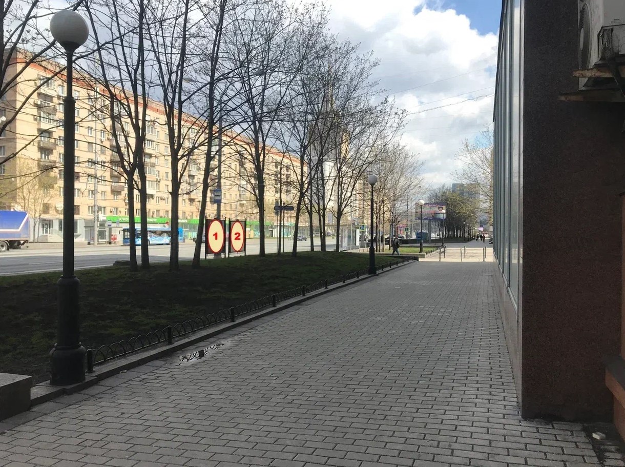 Фотография рекламного носителя, тип: Афиша 1.75x1.8, адрес: Кутузовский пр-т., д.9, стенд 1, Москва, Россия. Сторона B №865332