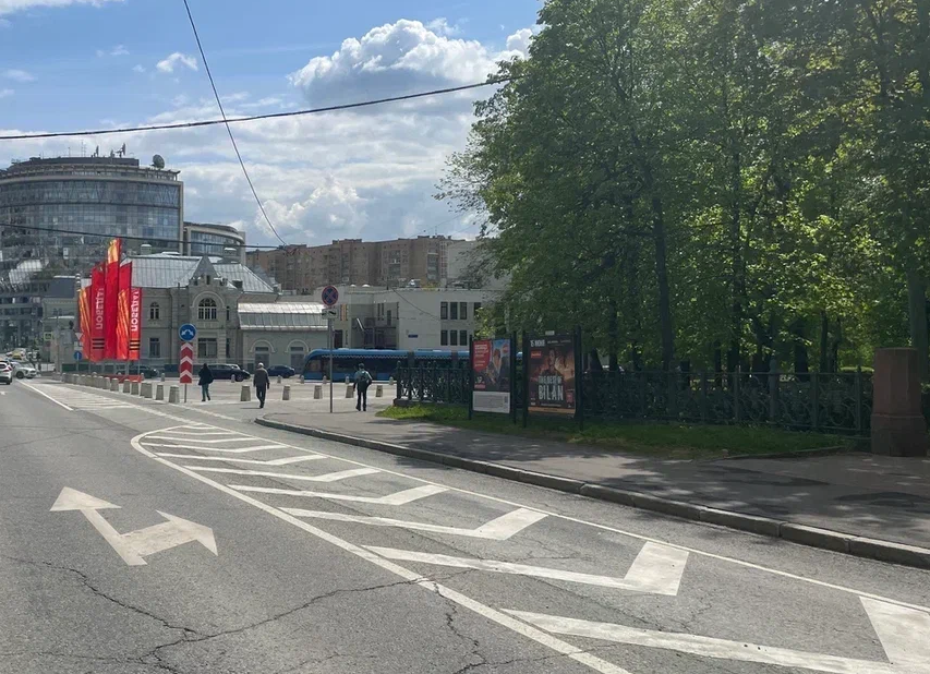 Фотография рекламного носителя, тип: Афиша 1.75x1.8, адрес: Суворовская пл., д.2, стенд 2, Москва, Россия. Сторона A №887405