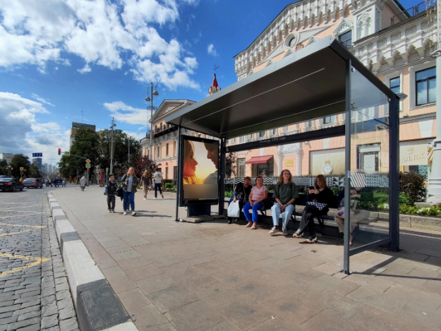 Фотография рекламного носителя, тип: Остановка 1.8x1.2, адрес: Ленина пр-т., д.25 Х 1905 года пл., поз.1, Екатеринбург, Свердловская область, Россия. Сторона А1 №141302