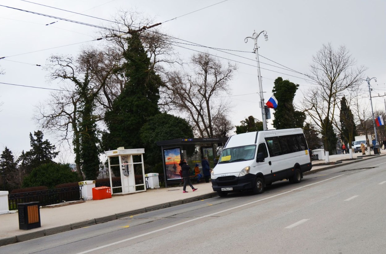 Фотография рекламного носителя, тип: Остановка 1.8x1.2, адрес: Ленина ул., ост. Сквер Ленинского комсомола, Севастополь, Россия. Сторона Б1 №721551