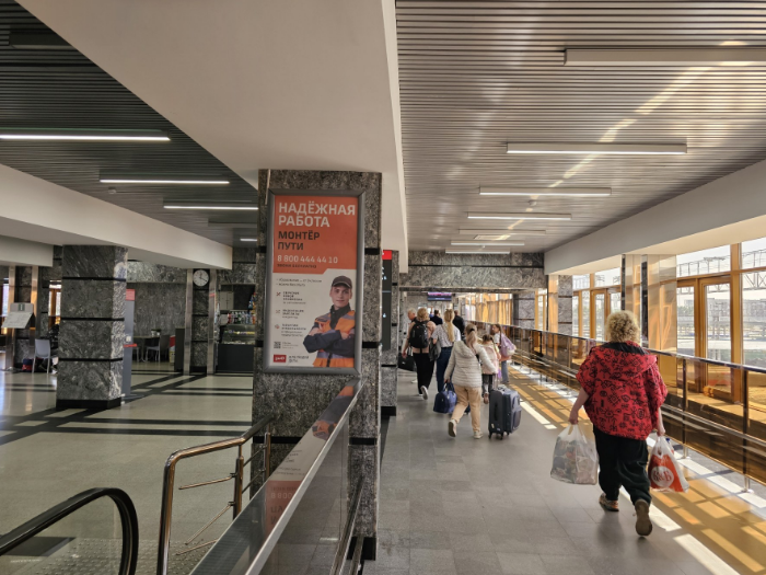 Фотография рекламного носителя, тип: Постер/баннер, адрес: ЖД вокзал «Челябинск-Главный», Привокзальная ул., д.1, Челябинск, Челябинская область, Россия. Сторона/вариант А №991367