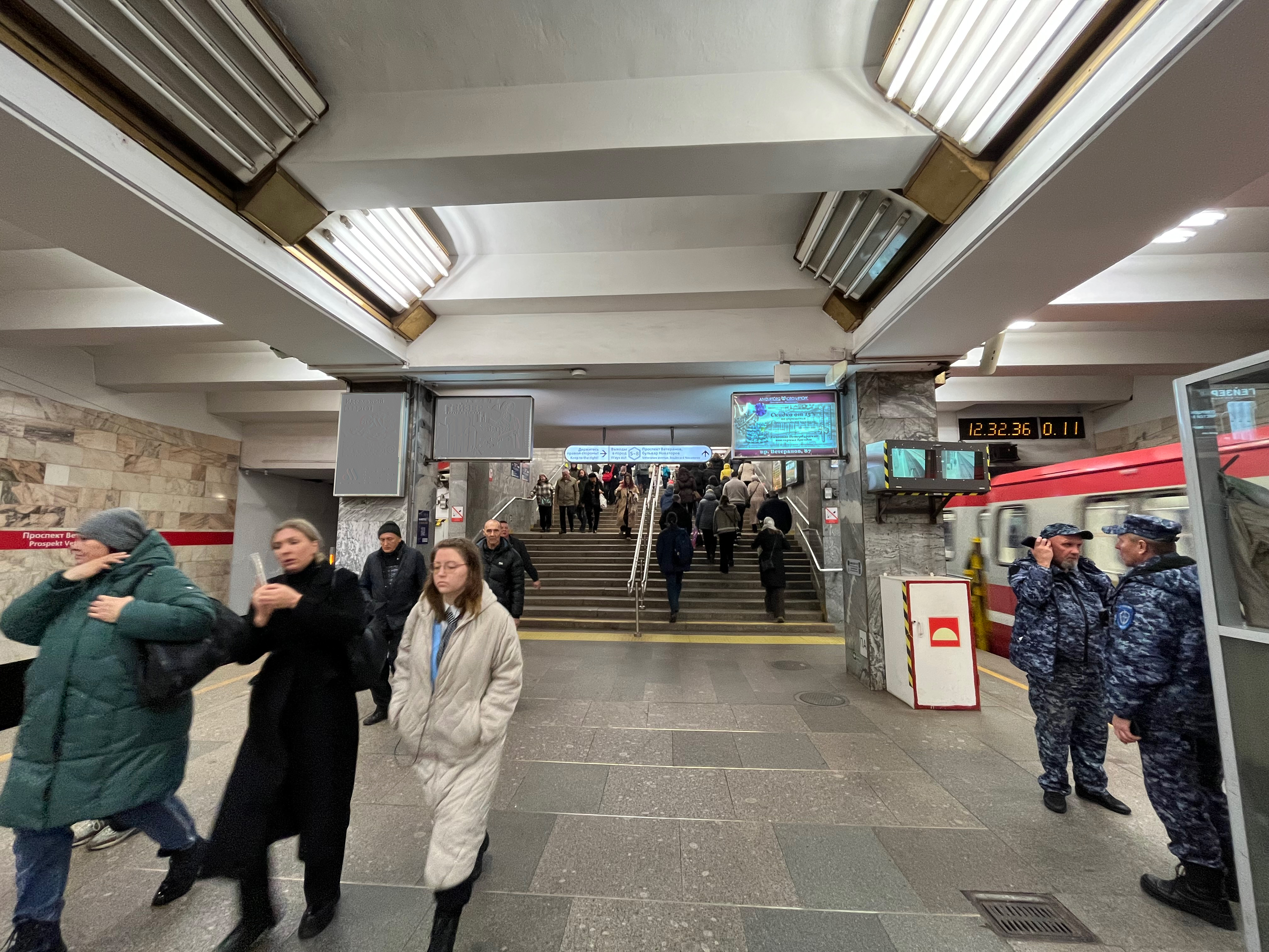 Фотография рекламного носителя, тип: Лайтбокс, адрес: Станция метро «Проспект Ветеранов», линия Кировско-Выборгская, Санкт-Петербург, Россия. Сторона/вариант А №1606012