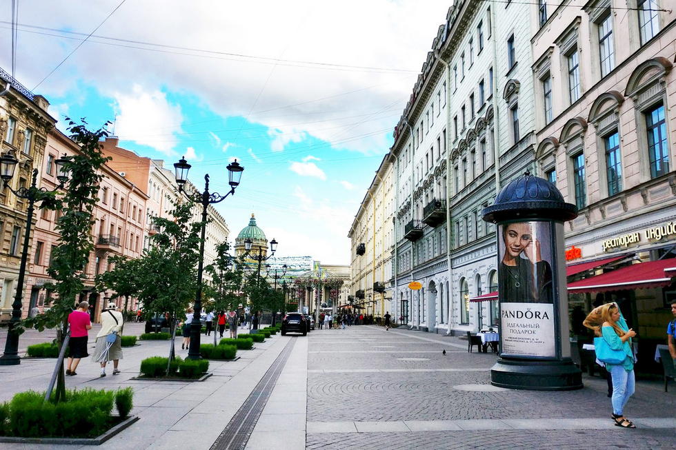 Фотография рекламного носителя, тип: Пиллар 3x1.4, адрес: Малая Конюшенная ул., д.5, Санкт-Петербург, Россия. Сторона А №144287