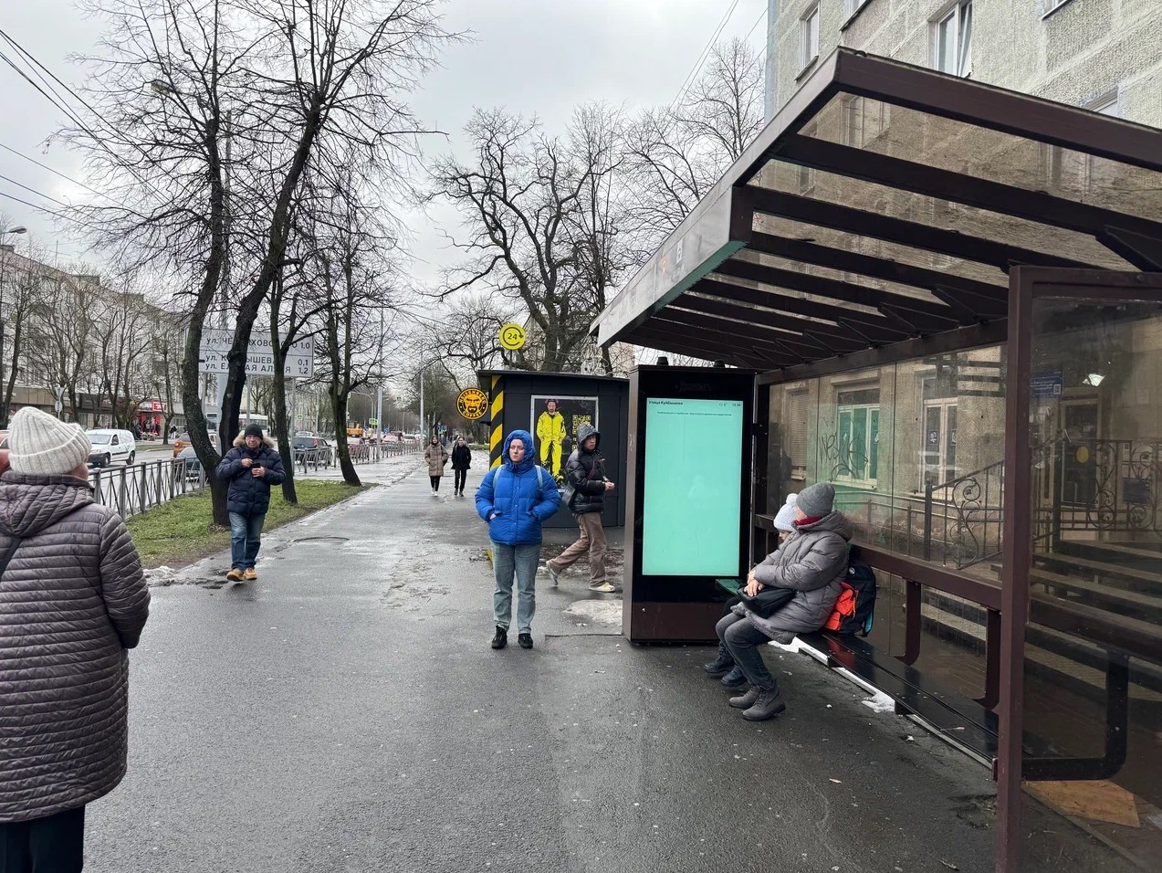 Фотография рекламного носителя, тип: Остановка 1.8x1.2, адрес: Александра Невского ул., ост. ул.Куйбышева, Калининград, Калининградская область, Россия. Сторона А1-А10 №1338117