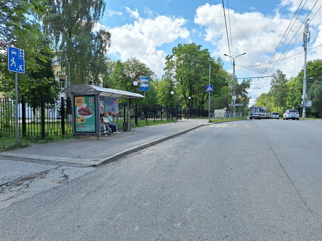 Фотография рекламного носителя, тип: Остановка 1.8x1.2, адрес: Гурьянова ул., д.27, Калуга, Калужская область, Россия. Сторона В1-B5 №621602