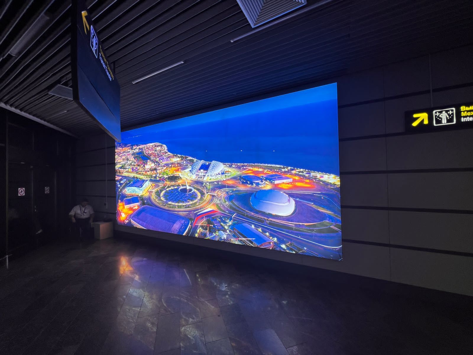 Фотография рекламного носителя, тип: Другой индор-формат, адрес: Аэропорт «Адлер», Мира ул., д.50, Адлер, Краснодарский край, Россия. Сторона/вариант №1348663