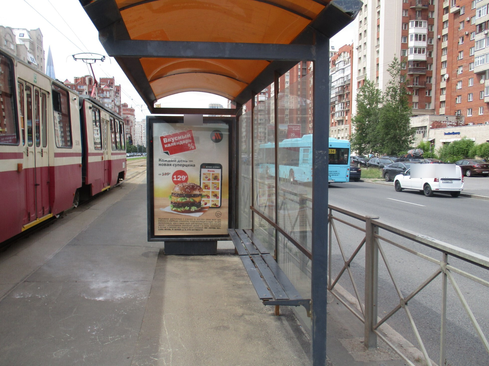 Фотография рекламного носителя, тип: Остановка 1.8x1.2, адрес: Савушкина ул., д.131 Х Яхтенная ул., Санкт-Петербург, Россия. Сторона А №140538