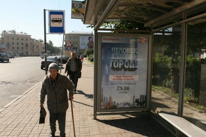 Фотография рекламного носителя, тип: Остановка 1.8x1.2, адрес: Среднеохтинский пр-т., д.32, Санкт-Петербург, Россия. Сторона А №130078