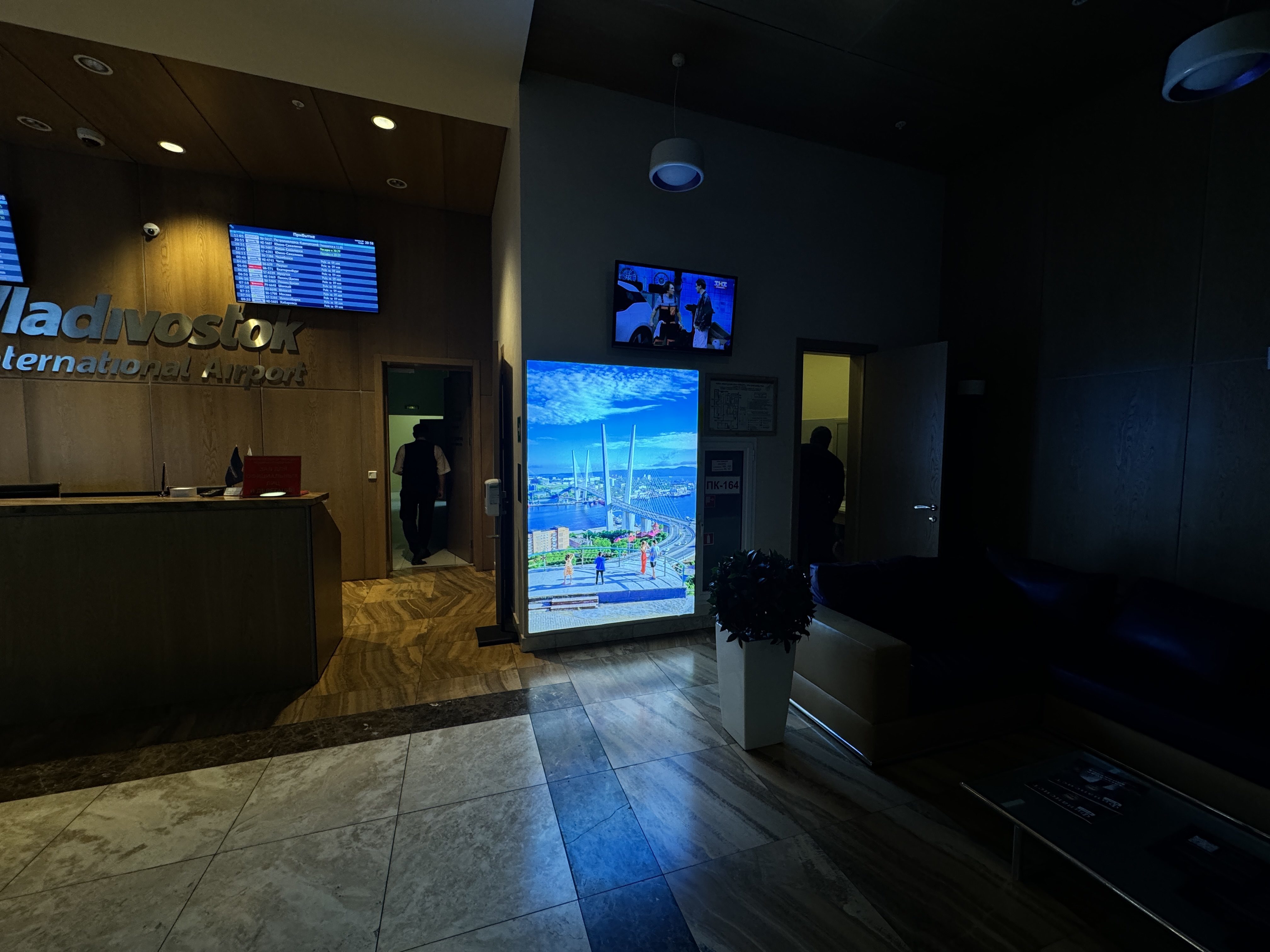 Фотография рекламного носителя, тип: Лайтбокс, адрес: Аэропорт «Международный аэропорт имени В.К. Арсеньева», Владимира Сайбеля ул., д.45, Владивосток, Приморский край, Россия. Сторона/вариант №1326175