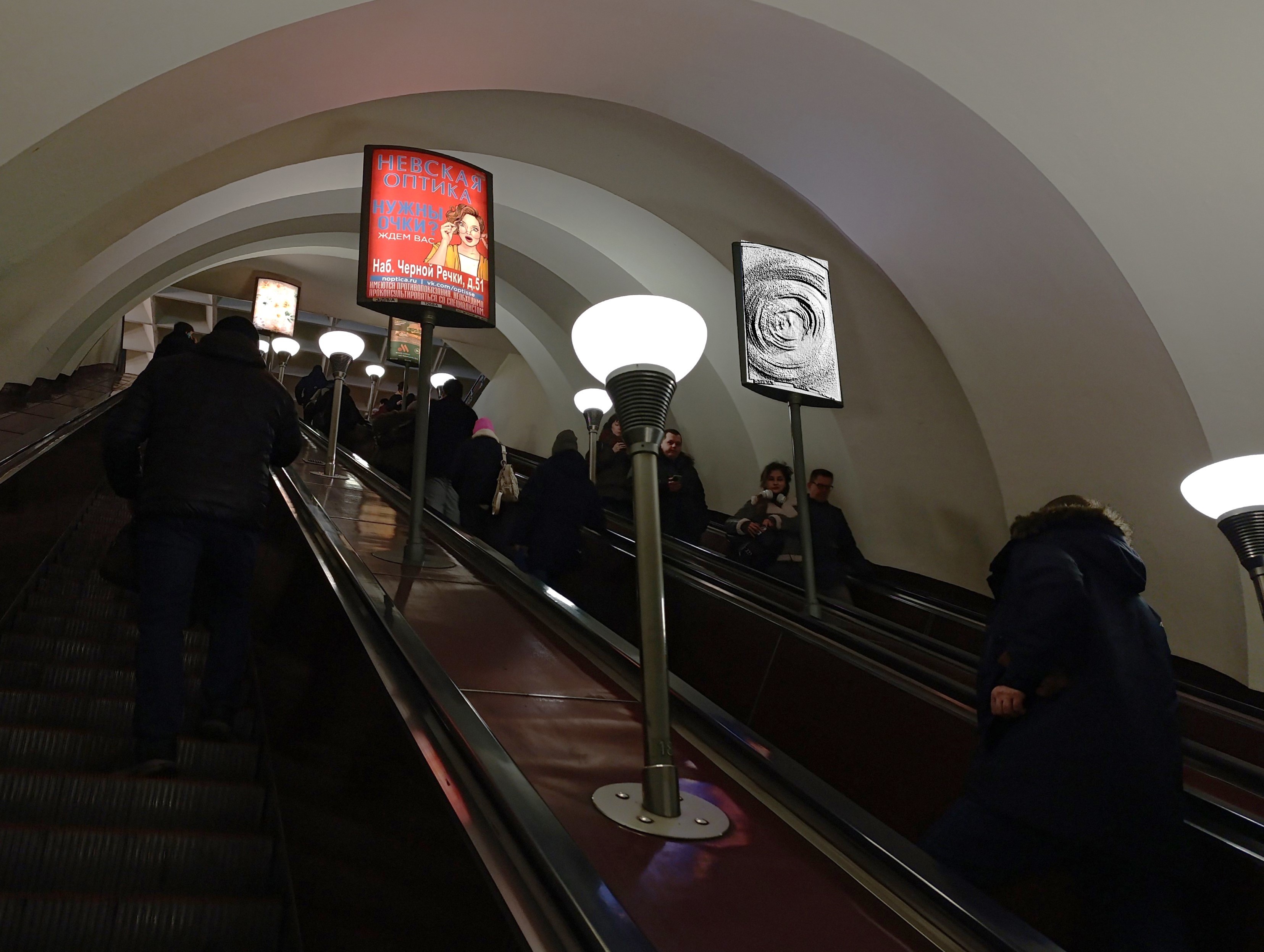 Фотография рекламного носителя, тип: Лайтбокс, адрес: Станция метро «Черная речка», линия Московско-Петроградская, Санкт-Петербург, Россия. Сторона/вариант А №1606287