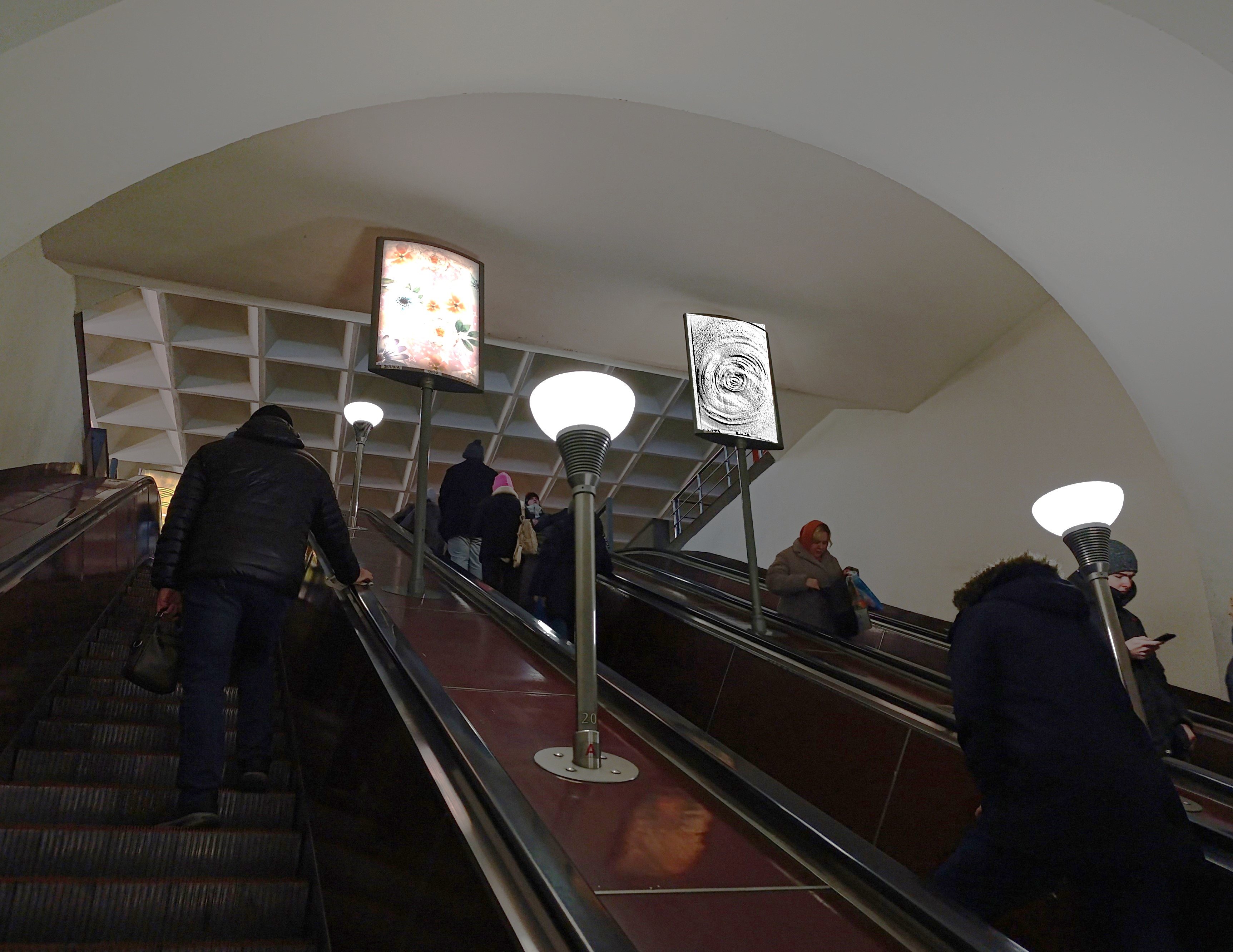 Фотография рекламного носителя, тип: Лайтбокс, адрес: Станция метро «Черная речка», линия Московско-Петроградская, Санкт-Петербург, Россия. Сторона/вариант А №1606288