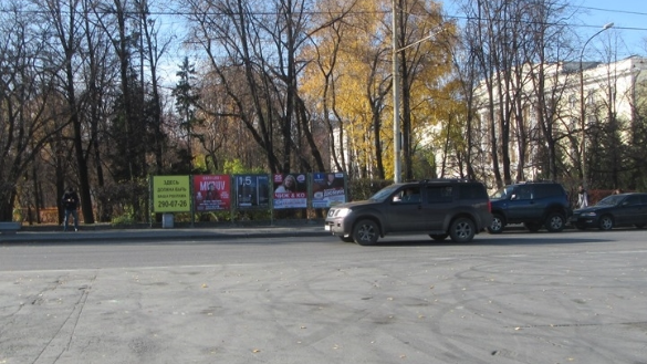 Фотография рекламного носителя, тип: Уличный информационный стенд, адрес: Мира ул., остановка УПИ, Екатеринбург, Свердловская область, Россия. Сторона А5 №1418933