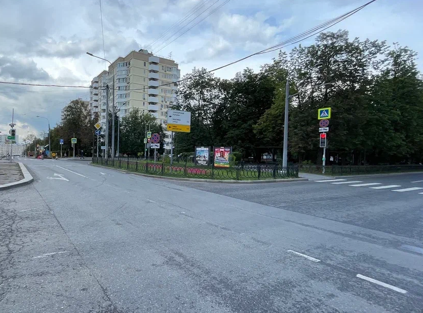 Фотография рекламного носителя, тип: Афиша 1.75x1.8, адрес: Симферопольский б-р. Х Чонгарским б-р., стенд 2, Москва, Россия. Сторона А №619268