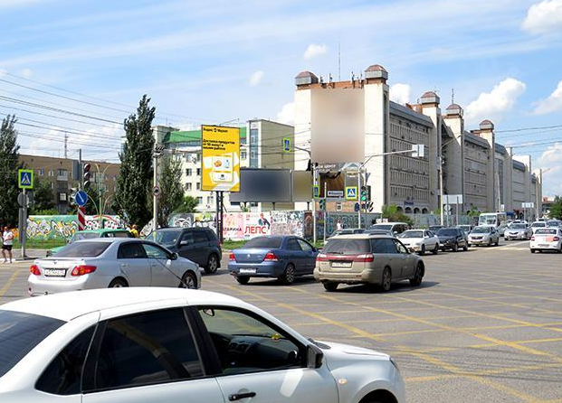 Фотография рекламного носителя, тип: Нестандартный билборд, адрес: Масленникова ул. Х Маршала Жукова ул., поз.1, Омск, Омская область, Россия. Сторона A1-A10 №1042210