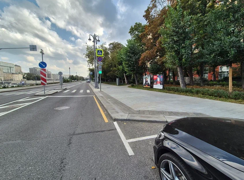 Фотография рекламного носителя, тип: Афиша 1.75x1.8, адрес: Космодамианская наб., д.4/22, корп.Б, стенд 2, Москва, Россия. Сторона A №886796