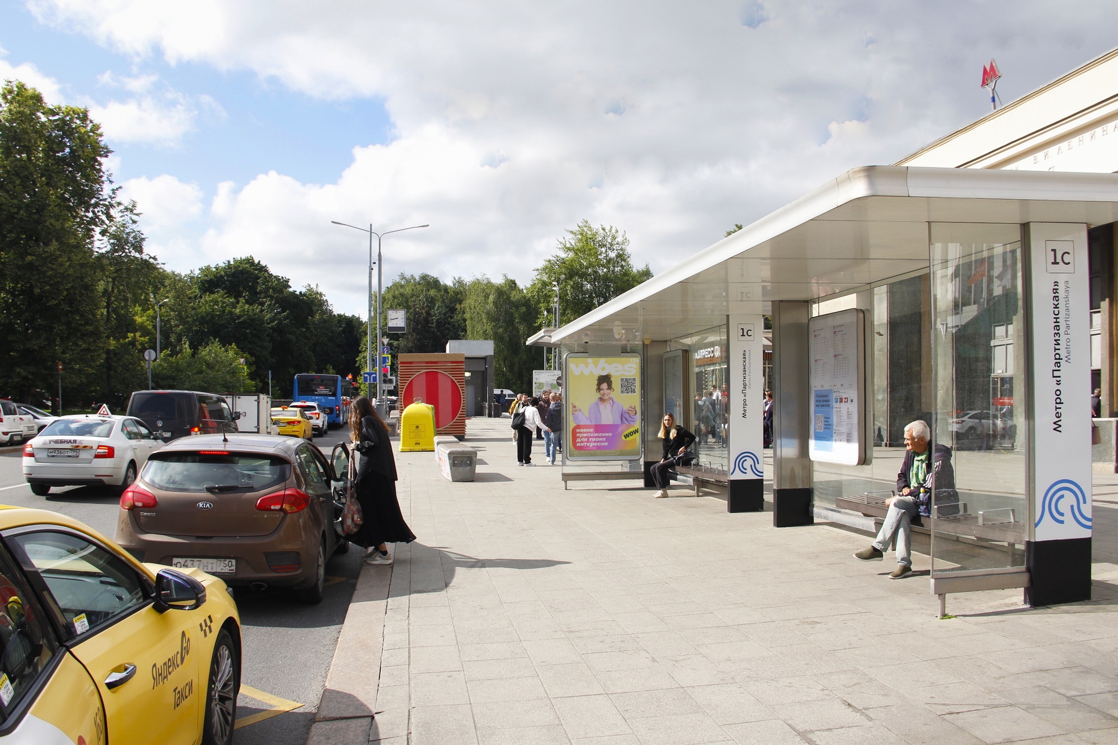 Фотография рекламного носителя, тип: Остановка 1.8x1.2, адрес: Проектируемый пр-зд. № 6605, ост. метро "Партизанская "С", Москва, Россия. Сторона А1 №1365623