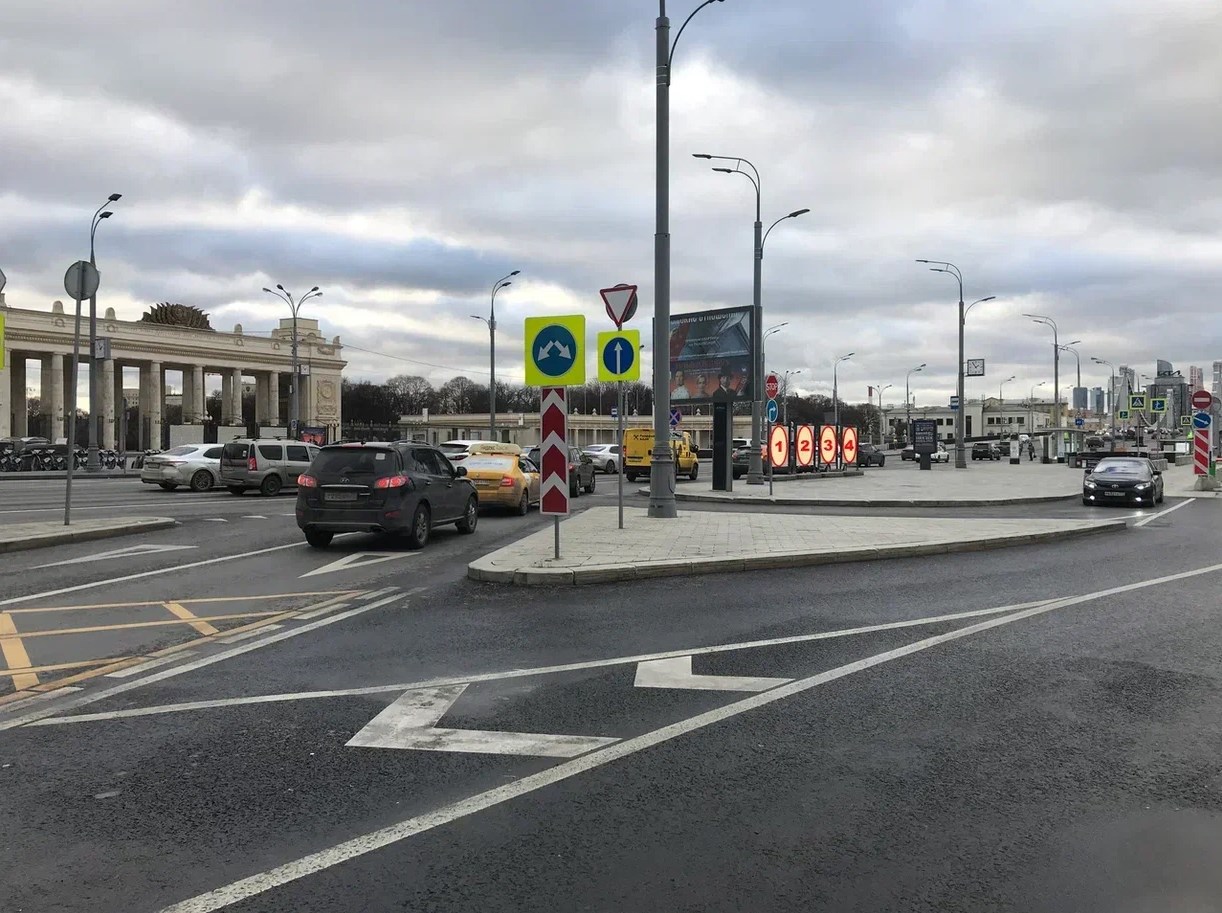 Фотография рекламного носителя, тип: Афиша 1.75x1.8, адрес: Крымский вал ул., д.10, стенд 4, Москва, Россия. Сторона B №886888