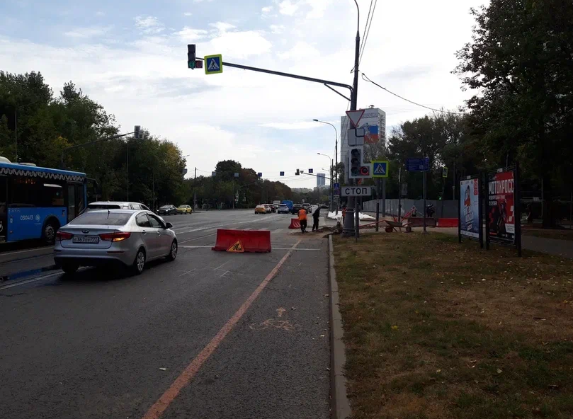 Фотография рекламного носителя, тип: Афиша 1.75x1.8, адрес: Юрловский пр-зд. Х Северного б-р., д.21, стенд 1, Москва, Россия. Сторона A №866716