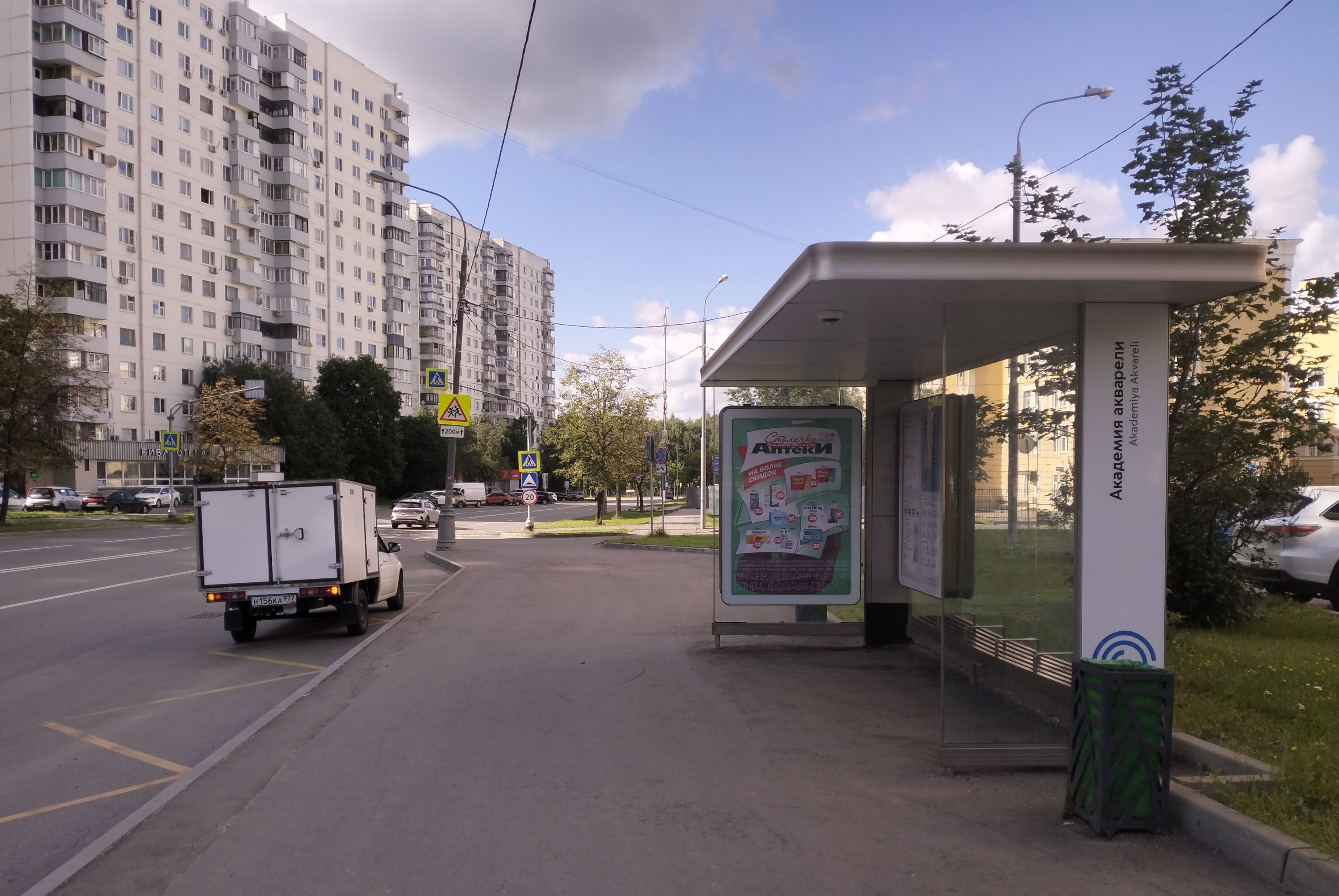 Фотография рекламного носителя, тип: Остановка 1.8x1.2, адрес: Варги Академика ул., д.40, Москва, Россия. Сторона А №800668