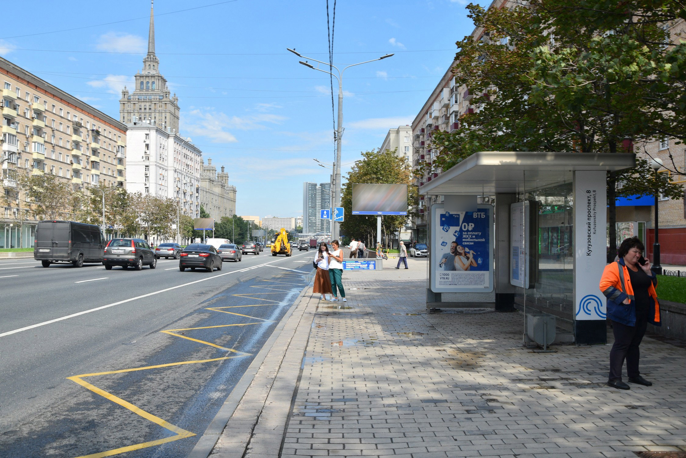 Фотография рекламного носителя, тип: Остановка 1.8x1.2, адрес: Кутузовский пр-т., д.13, Москва, Россия. Сторона А №556642