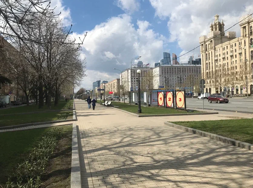 Фотография рекламного носителя, тип: Афиша 1.75x1.8, адрес: Кутузовский пр-т., д.5/3, стенд 3, Москва, Россия. Сторона B №886891