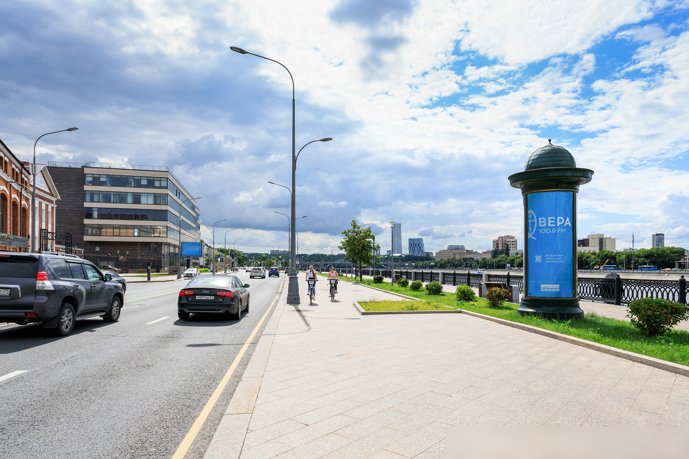 Фотография рекламного носителя, тип: Пиллар 3x1.4, адрес: Саввинская наб., д.12, стр.10А, Москва, Россия. Сторона А №501858