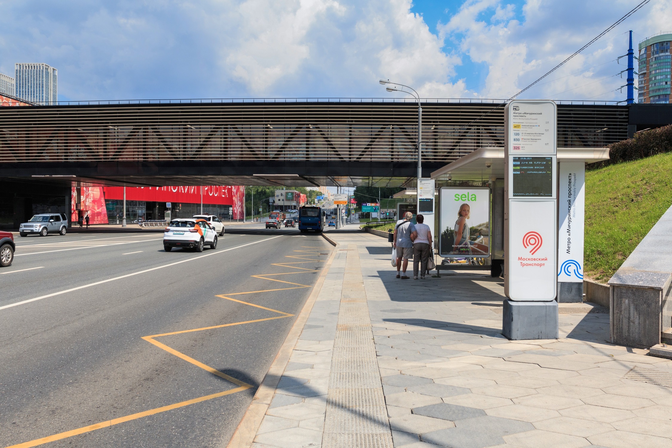 Фотография рекламного носителя, тип: Остановка 1.8x1.2, адрес: Мичуринский пр-т., д.45, ост. "м. "Мичуринский проспект", Москва, Россия. Сторона А1 №1326242