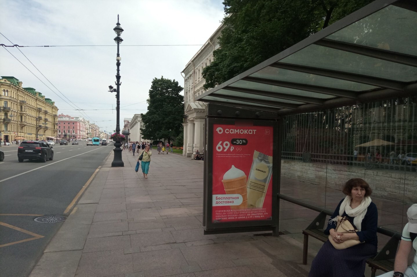 Фотография рекламного носителя, тип: Остановка 1.8x1.2, адрес: Невский пр-т., д.39, поз.2, Санкт-Петербург, Россия. Сторона А1-А5 №139975