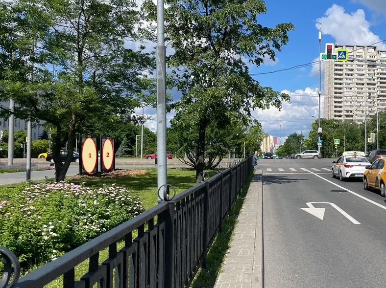 Фотография рекламного носителя, тип: Афиша 1.75x1.8, адрес: Строгинский б-р., д.1, стенд 2, Москва, Россия. Сторона A №882604