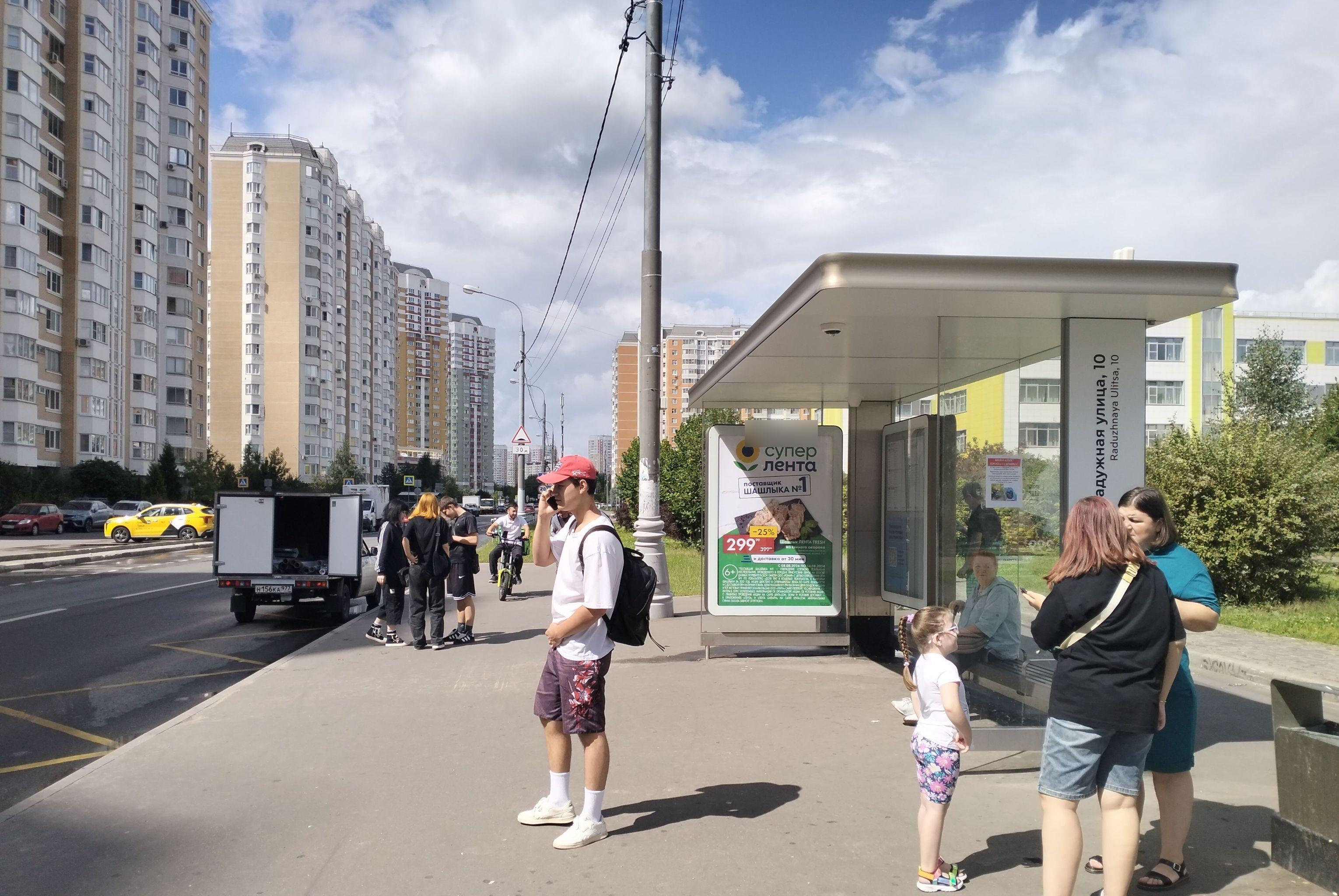 Фотография рекламного носителя, тип: Остановка 1.8x1.2, адрес: Московский град мкр., ост. Радужная улица, 10, Москва, Россия. Сторона А №997626