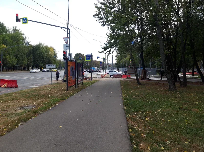 Фотография рекламного носителя, тип: Афиша 1.75x1.8, адрес: Юрловский пр-зд. Х Северного б-р., д.21, стенд 1, Москва, Россия. Сторона B №866717