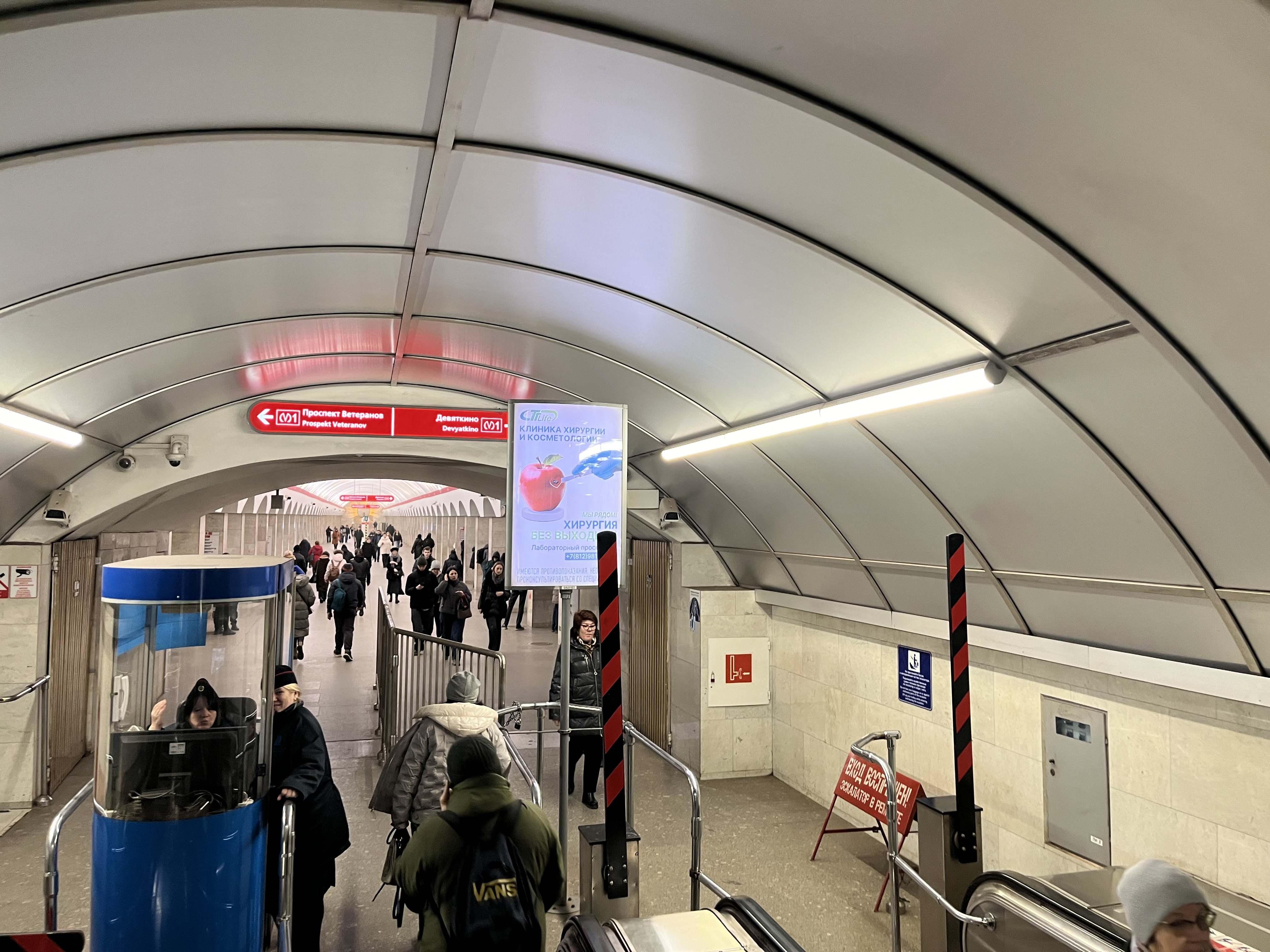 Фотография рекламного носителя, тип: Лайтбокс, адрес: Станция метро «Лесная», линия Кировско-Выборгская, Санкт-Петербург, Россия. Сторона/вариант Б №1606136