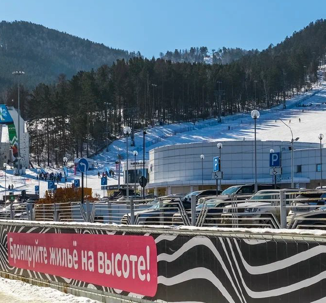 Фотография рекламного носителя, тип: Дорожное ограждение, адрес: Сибирская ул., д.92, парковка, Красноярск, Красноярский край, Россия. Сторона A №1398508