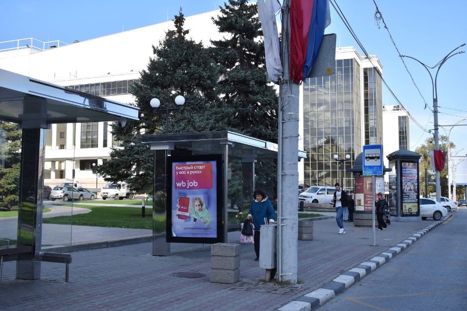 Фотография рекламного носителя, тип: Остановка 1.8x1.2, адрес: Театральная пл., д.1, поз.1, Ростов-на-Дону, Ростовская область, Россия. Сторона Б №631287