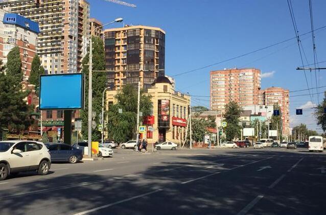 Фотография рекламного носителя, тип: Ситиборд 2.7x3.7, адрес: Красноармейская ул., д.105А, Кинотеатр Большой, Ростов-на-Дону, Ростовская область, Россия. Сторона Б1 №745897