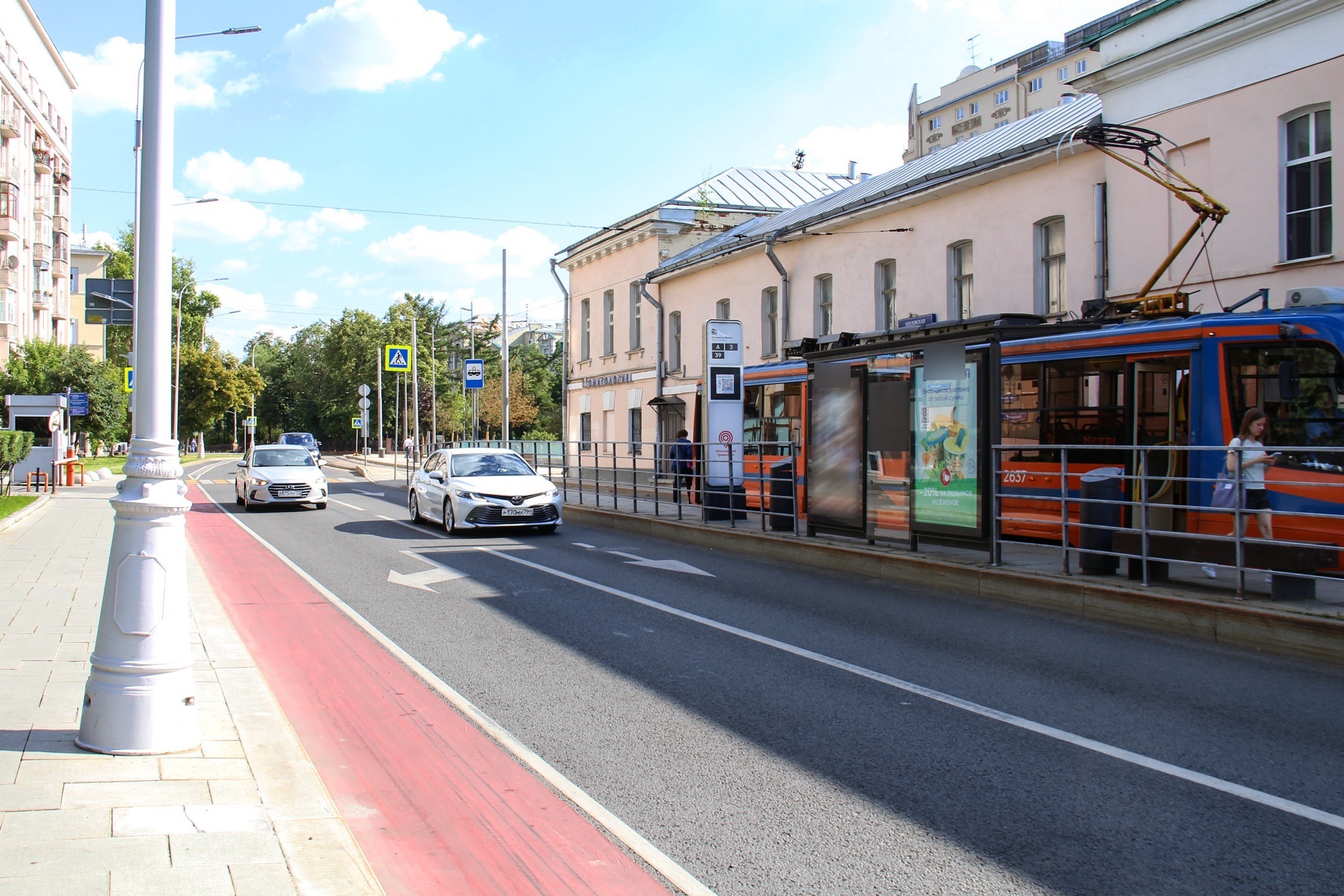 Фотография рекламного носителя, тип: Остановка 1.8x1.2, адрес: Покровский б-р., д.1, Москва, Россия. Сторона А2 №809445