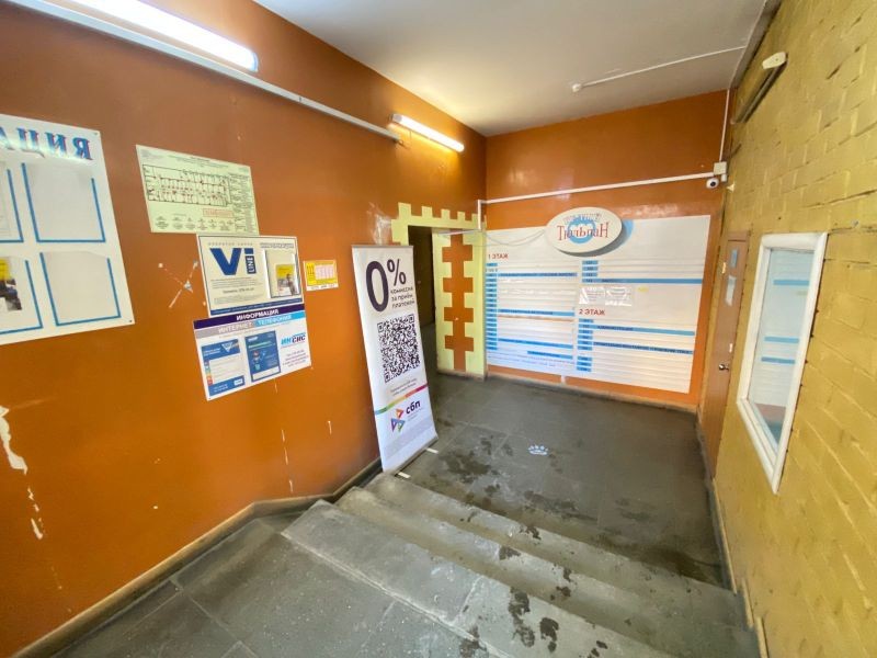 Фотография рекламного носителя, тип: Постер/баннер, адрес: Бизнес-центр «», Белинского ул., д.83, Екатеринбург, Свердловская область, Россия. Сторона/вариант №974795
