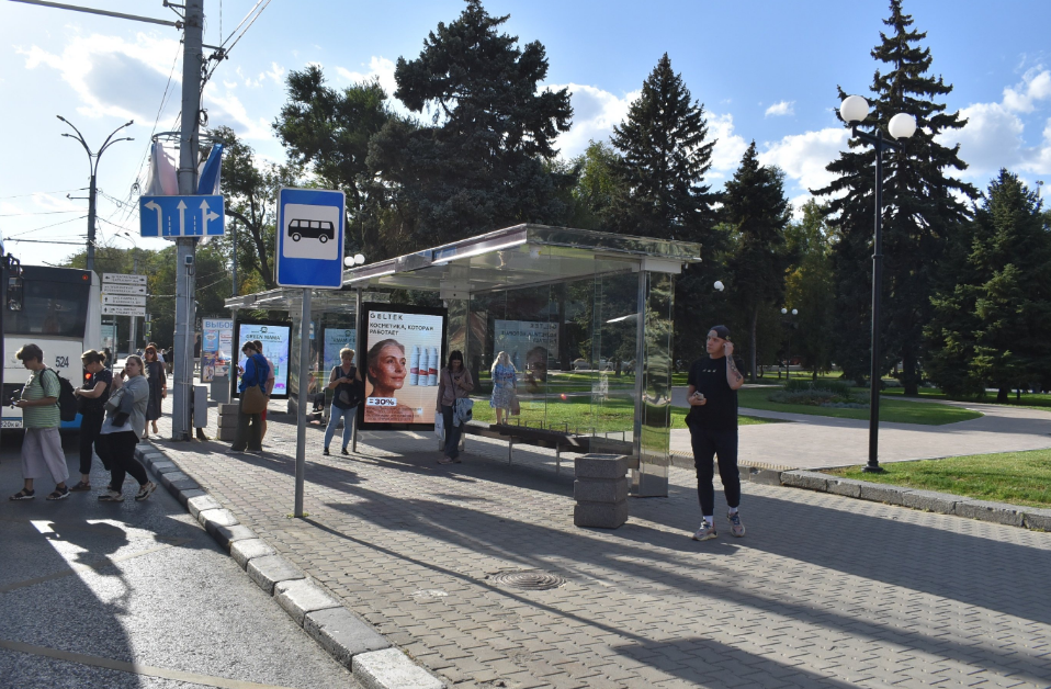 Фотография рекламного носителя, тип: Остановка 1.8x1.2, адрес: Театральная пл., д.1, поз.1, Ростов-на-Дону, Ростовская область, Россия. Сторона А1 №631286